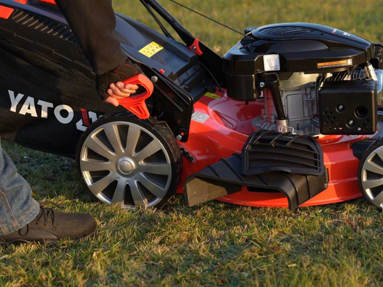 MAȘINĂ DE TUNS IARBA, PE BENZINĂ, CU AUTOPROPULSIE, 53CM