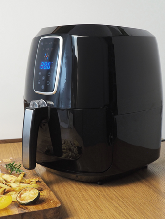 FRITEUZĂ AER CALD, 5,2L, 1800W