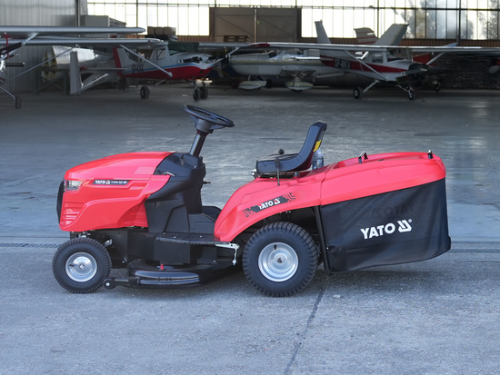 TRACTORAȘ TUNS IARBA