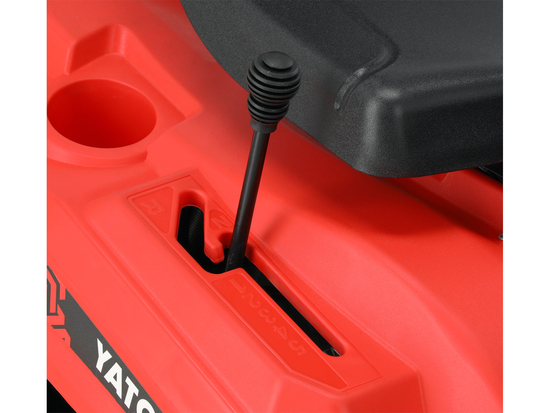 TRACTORAȘ TUNS IARBA