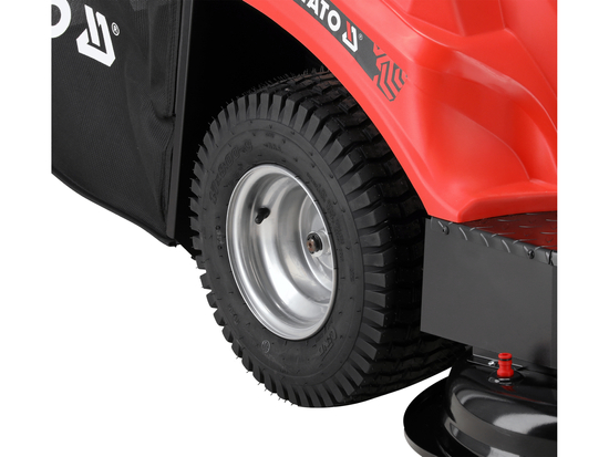 TRACTORAȘ TUNS IARBA