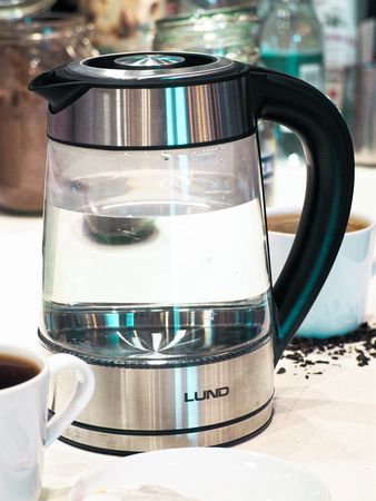 FIERBĂTOR, CANĂ DE STICLĂ, 1,7L, CONTROLUL TEMPERATURII