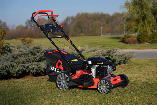 MAȘINĂ DE TUNS IARBA, PE BENZINĂ, CU AUTOPROPULSIE, 51CM