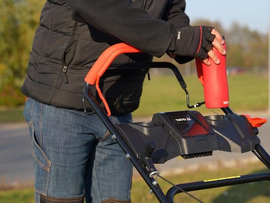 MAȘINĂ DE TUNS IARBA, PE BENZINĂ, CU AUTOPROPULSIE, 53CM, 3 ROȚI