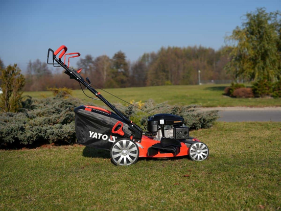 MAȘINĂ DE TUNS IARBA, PE BENZINĂ, CU AUTOPROPULSIE, 53CM