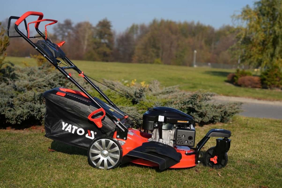 MAȘINĂ DE TUNS IARBA, PE BENZINĂ, CU AUTOPROPULSIE, 53CM, 3 ROȚI